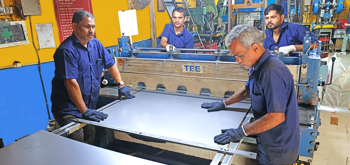 Industrial shearing machine for sheet metal cutting